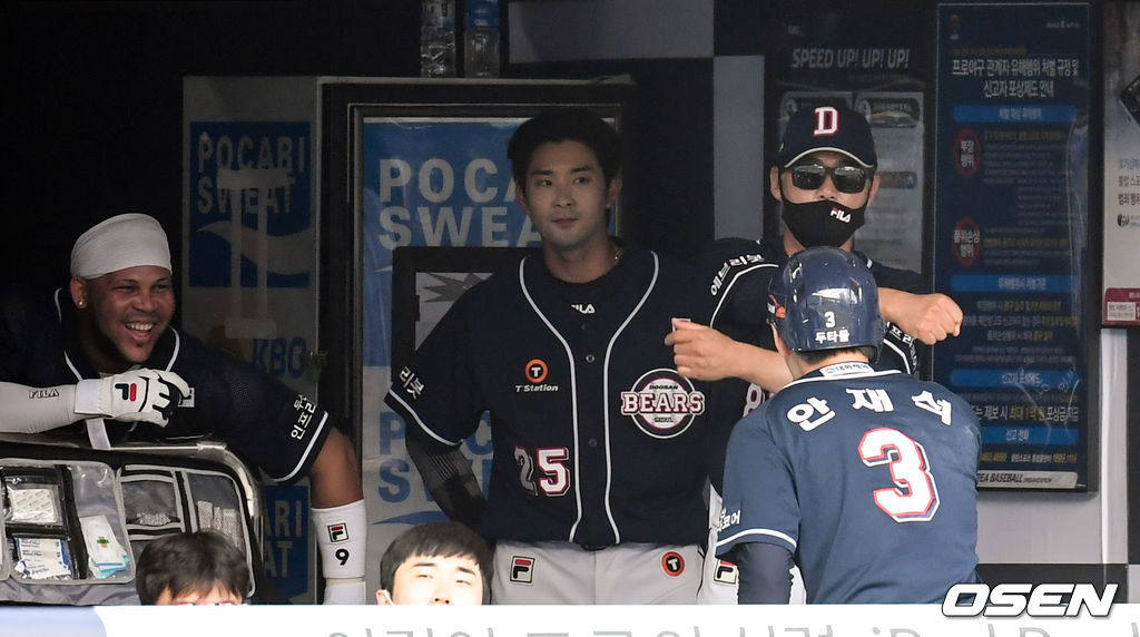 4회초 1사 두산 안재석이 다시 앞서가는 우월 솔로 홈런을 때려낸 뒤 더그아웃에서 강동우 코치에게 인사를 건넸으나 외면 당하고 있다. 2021.06.19/cej@osen.co.kr