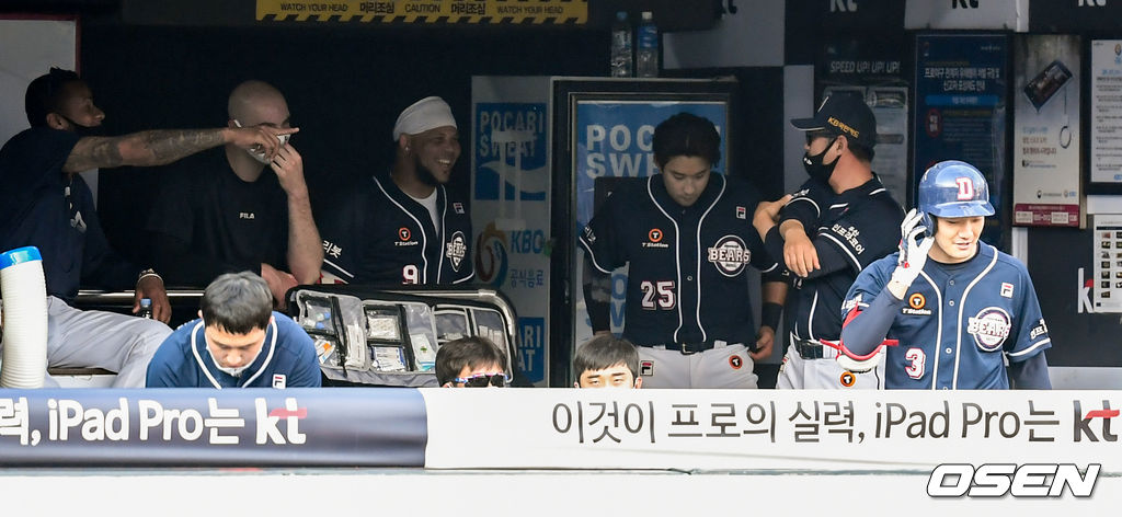 4회초 1사 두산 안재석이 다시 앞서가는 우월 솔로 홈런을 때려낸 뒤 더그아웃에서 무관심 세리머니를 받고 있다. 2021.06.19/cej@osen.co.kr