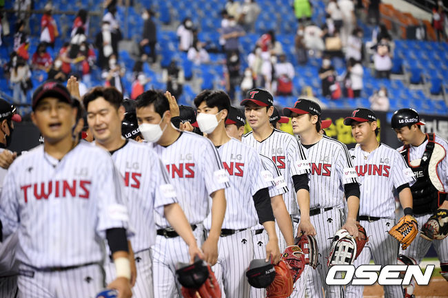 LG가 KIA를 꺾고 상승세를 이어갔다. LG는 18일 서울 잠실구장에서 열린 2021시즌 KBO리그 KIA와의 경기에서 5-0으로 승리했다. 승리를 거둔 LG 선수들이 기뻐하고 있다. 2021.06.18/ youngrae@osen.co.kr