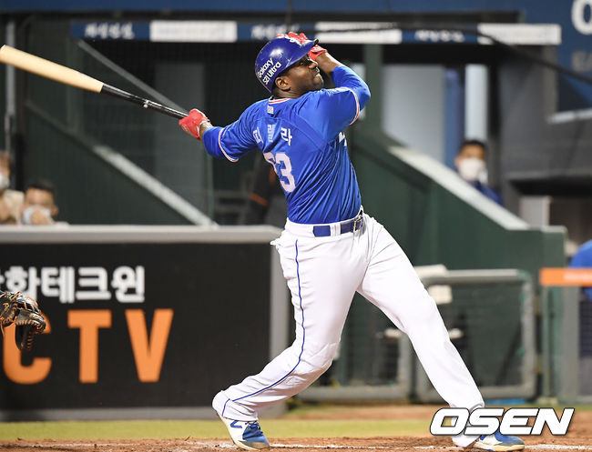 7회초 1사 1루 삼성 피렐라가 2루타를 때려내고 있다. /youngrae@osen.co.kr 