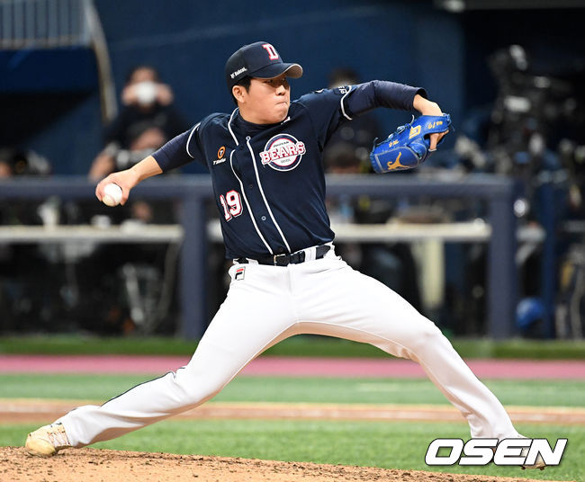 8회말 2사 1루에서 두산 김민규가 역투하고 있다. /sunday@osen.co.kr