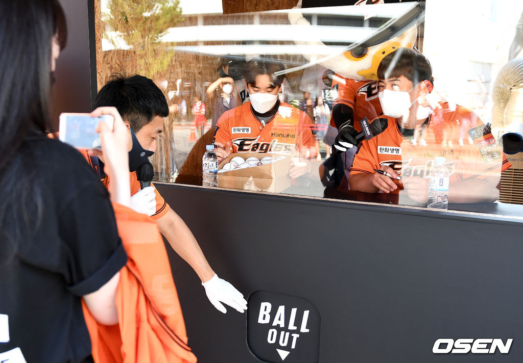 비접촉 사인볼 전달 부스인 '사인볼 자판기’에서 한화 정은원과 노시환이 팬들과의 만남을 갖고 있다. / dreamer@osen.co.kr