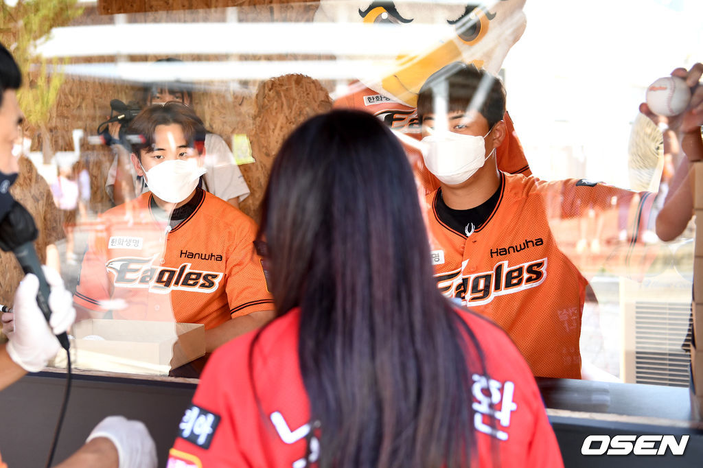 비접촉 사인볼 전달 부스인 '사인볼 자판기’에서 한화 정은원과 노시환이 팬들과의 만남을 갖고 있다. / dreamer@osen.co.kr