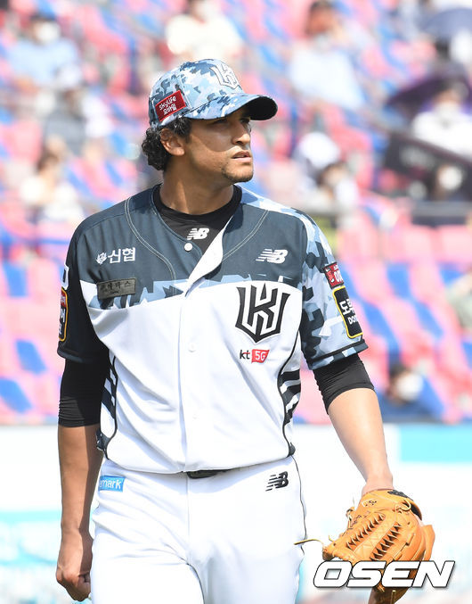 5회초 이닝을 마친 KT 쿠에바스가 더그아웃으로 향하고 있다. 2021.06.19 /cej@osen.co.kr