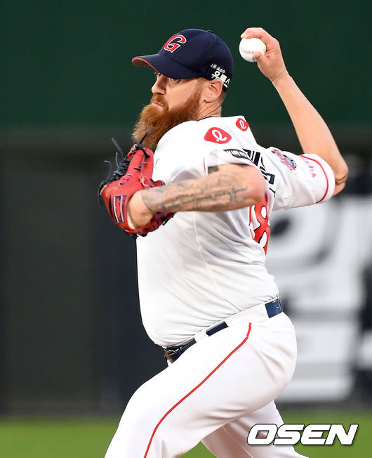 11일 오후 부산 사직야구장에서 ’2021 신한은행 SOL KBO 리그' 롯데 자이언츠와 SSG 랜더스의 경기가 열렸다.1회초 무사에서 롯데 선발투수 스트레일리가 역투하고 있다. /sunday@osen.co.kr