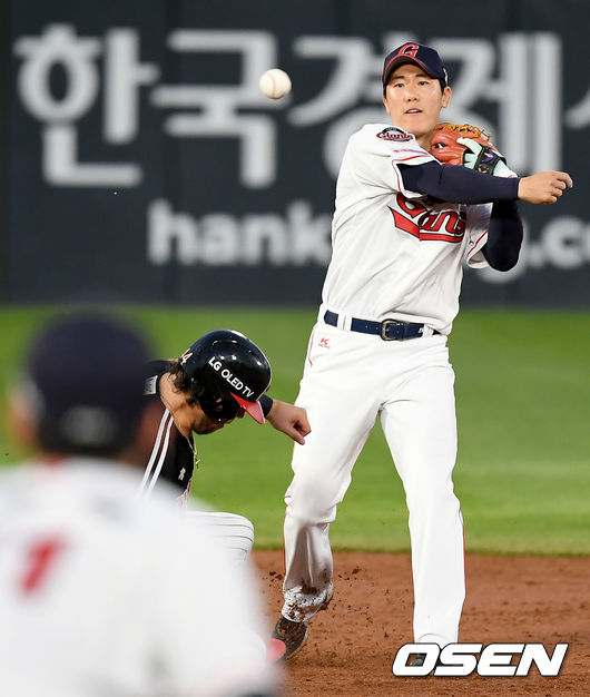 27일 오후 부산 사직야구장에서 '2021 신한은행 SOL KBO리그' 롯데 자이언츠와 LG 트윈스의 경기가 열렸다.3회초 1사 1루 LG 유강남의 병살타 때 롯데 2루수 오윤석이 1루 주자 라모스를 포스아웃 시킨 뒤 1루로 송구하고 있다. 21.05.27 /ksl0919@osen.co.kr