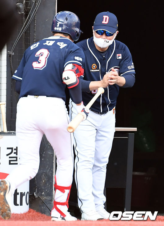 19일 오후 경기도 수원시 수원kt위즈파크에서 ‘2021 신한은행 SOL KBO 리그’ KT 위즈와 두산 베어스의 더블헤더 2차전 경기가 열렸다.4회초 1사 두산 안재석이 다시 앞서가는 우월 솔로 홈런을 때려낸 뒤 김태형 감독의 축하를 받고 있다ㅣ. 2021.06.19 /cej@osen.co.kr