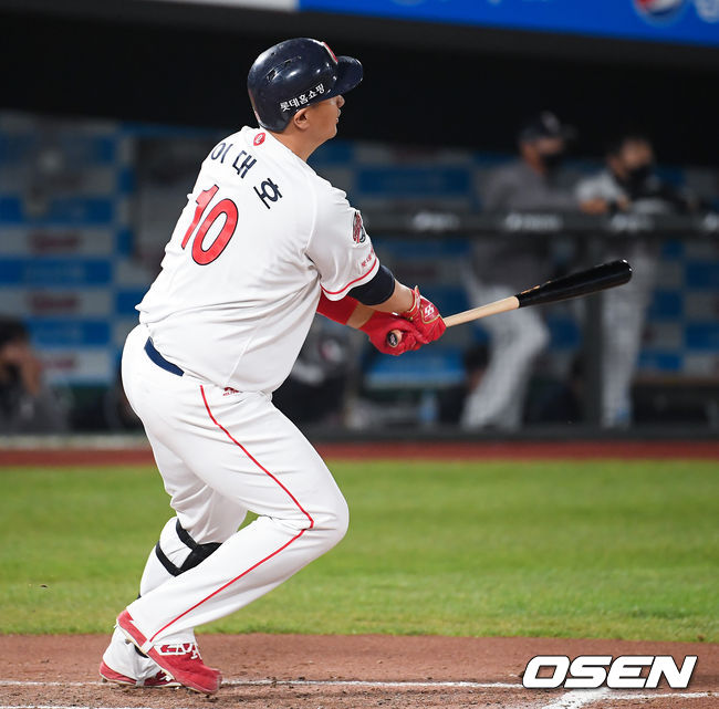 21일 오후 부산사직구장에서 '2021 신한은행 SOL KBO 리그' 롯데 자이언츠와 두산 베어스의 경기가 진행됐다.6회말 1사 1,2루 롯데 이대호가 역전 3점 홈런을 날리고 있다. / soul1014@osen.co.kr