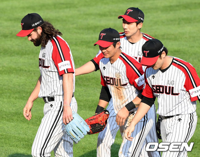 2회초 수비를 마치고 LG 켈리와 야수들이 더그아웃으로 향하고 있다. 2021.06.20 /jpnews@osen.co.kr