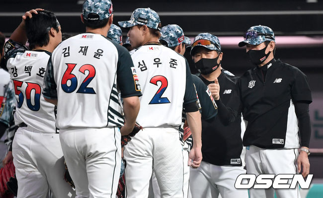 승리를 거둔 KT 이강철 감독이 선수들과 인사를 나누며 미소짓고 있다. 2021.06.20 / dreamer@osen.co.kr