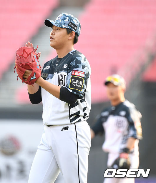 4회초 1사 주자없는 상황 두산 양석환의 땅볼 때 KT 선발 소형준이 3루수 황재균을 향해 박수를 보내고 있다. 2021.06.20 / dreamer@osen.co.kr