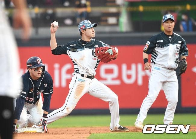 7회초 무사 1루 상황 두산 박세혁의 병살타 때 KT 유격수 심우준이 주자 양석환을 포스아웃 시킨 뒤 1루로 송구하고 있다. 2021.06.20 / dreamer@osen.co.kr