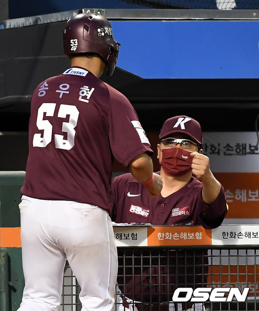 8일 대전 한화생명이글스파크에서 ‘2021 신한은행 SOL KBO리그’ 한화 이글스와 키움 히어로즈의 경기가 열렸다.5회초 2사 1,2루 키움 이용규의 동점 2타점 적시 우전 2루타에 득점을 올린 2루주자 송우현이 홍원기 감독의 환영을 받고 있다. 2021.06.08 /cej@osen.co.kr