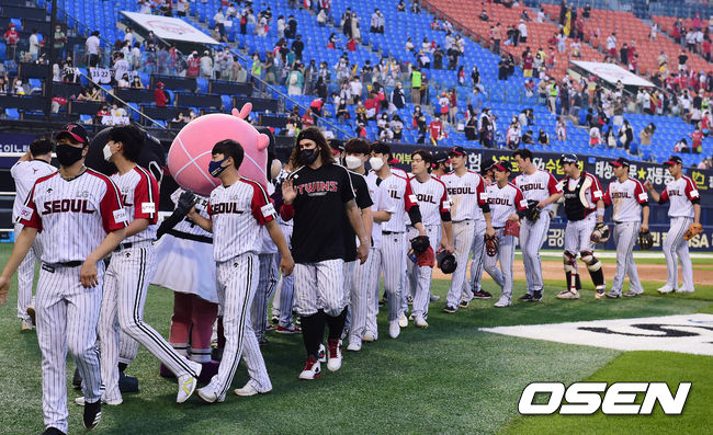 LG 선수단이 승리 하이파이브를 하고 있다. 2021.06.20 /jpnews@osen.co.kr