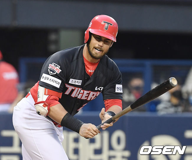 18일 서울 잠실야구장에서 ‘2021 신한은행 SOL KBO 리그’ LG 트윈스와 KIA 타이거즈의 경기가 열렸다. 5회초 무사 KIA 터커가 우익수 뜬공으로 물러나고 있다. 2021.06.18/ youngrae@osen.co.kr