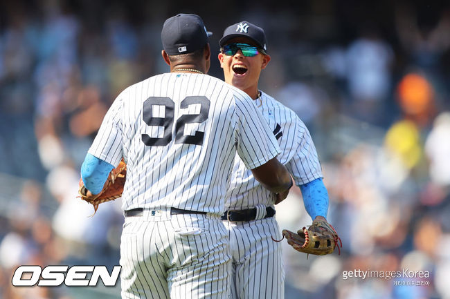 [사진] 뉴욕 양키스의 1루수 크리스 기텐스(92번)와 지오 어셀라가 21일(한국시간) 양키스타디움에서 벌어진 오클랜드 어슬레틱스와의 홈경기 9회 초서 트리플 플레이로 승리를 확정지은 뒤 허그를 하려하고 있다. ⓒGettyimages(무단전재 및 재배포 금지)