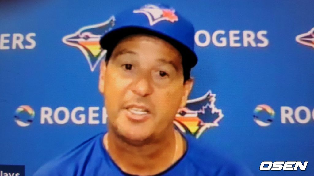 [사진] 토론토의 찰리 몬토요 감독이 21일(한국시간) 오리올 파크 앳 캠든야즈에서 벌어진 볼티모어와의 경기를 마친 뒤 화상 인터뷰를 진행하고 있다. <토론토 블루제이스 구단 제공 영상 캡처>