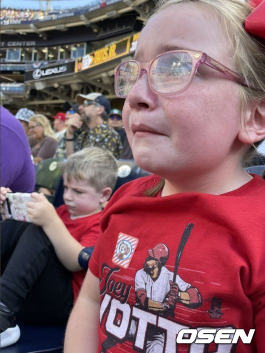 [사진] 20일(한국시간) 펫코 파크에서 열렸던 샌디에이고-신시내티와의 경기 1회서 조이 보토가 퇴장을 당해 더 이상 나오지 않는다는 소식에 울먹이려는 신시내티 팬 아비게일(6) 양. <크리스틴 코트니 트위터 캡처>