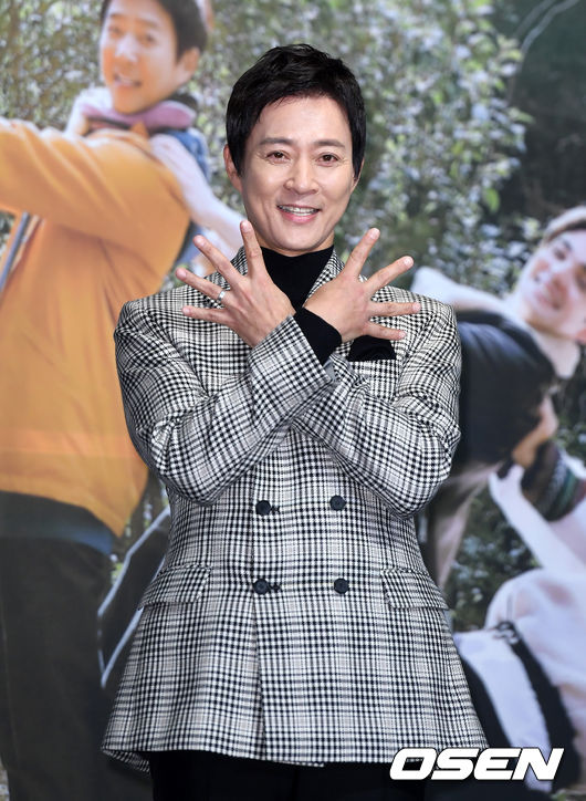 7일 오전 서울 중구 그랜드 앰배서더 서울 풀만에서 MBN의 신규 예능 '친한 예능' 제작발표회가 열렸다.배우 최수종이 포토타임을 갖고 있다. /sunday@osen.co.kr