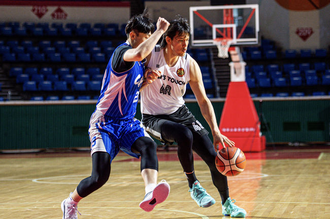 [사진] 이동준이 중앙대 후배들과 맞붙었다. / 터치플레이 제공