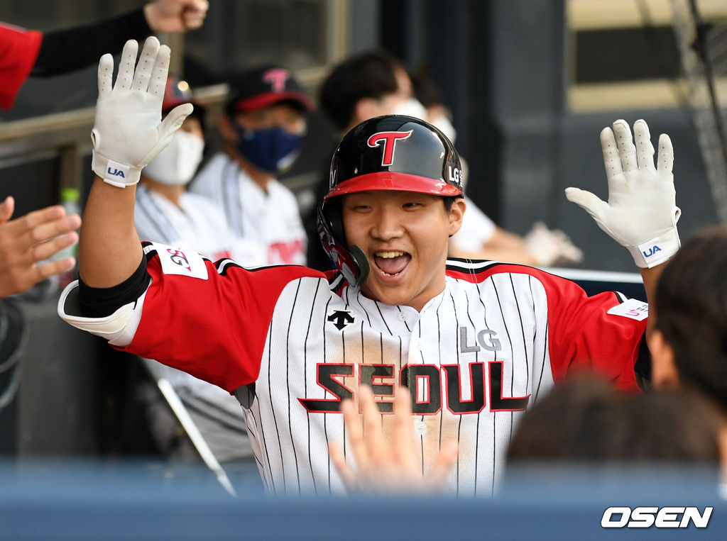 5회말 무사 1루에서 LG 문보경이 투런포를 날리고 더그아웃에서 기뻐하고 있다. 2021.06.20 /jpnews@osen.co.kr