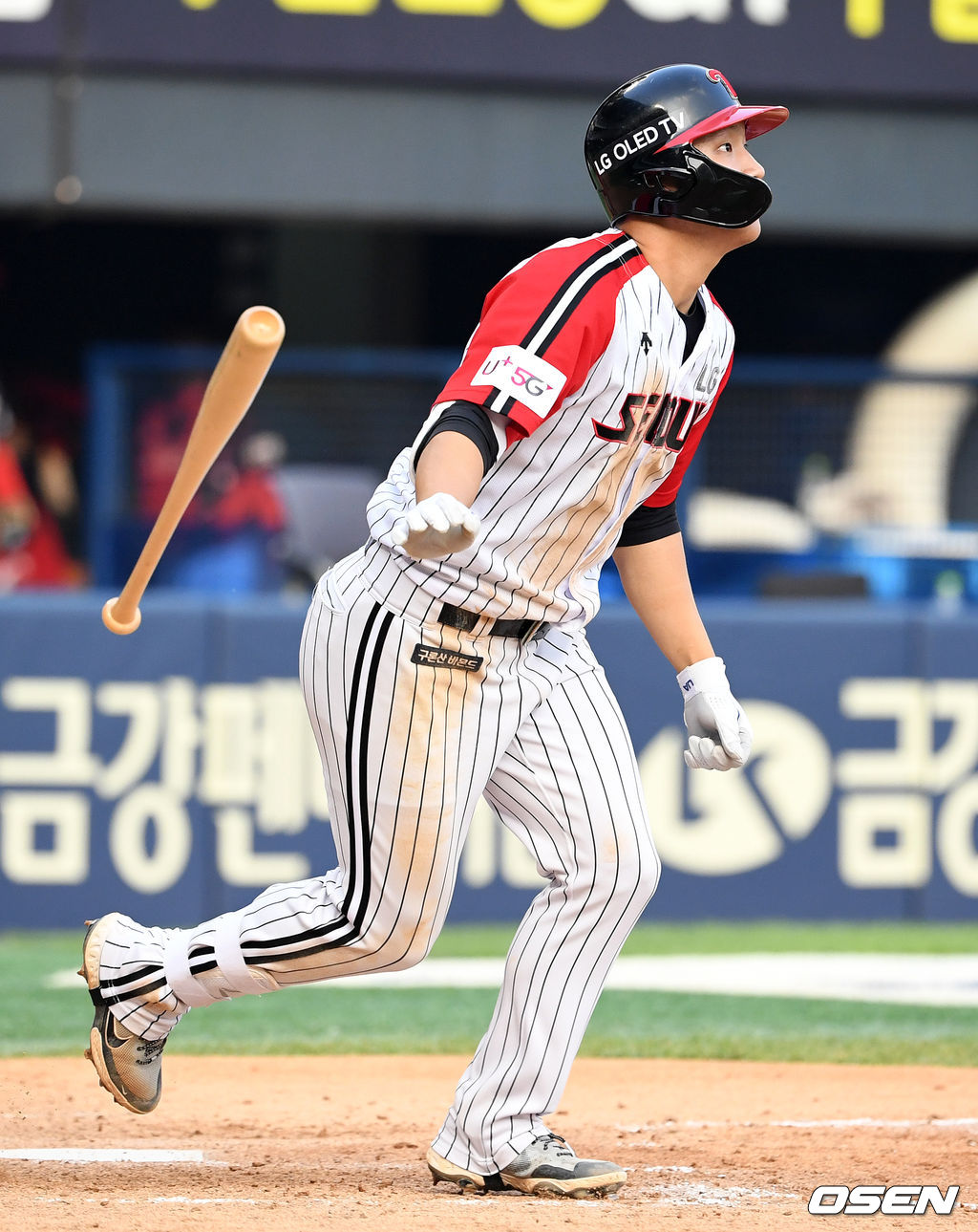 5회말 무사 1루에서 LG 문보경이 투런포를 날리고 타구를 바라보고 있다. 2021.06.20 /jpnews@osen.co.kr