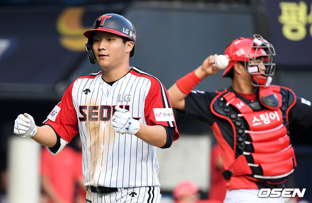 5회말 무사 1루에서 LG 문보경이 투런포를 날리고 홈을 밟으며 기뻐하고 있다. 2021.06.20 /jpnews@osen.co.kr