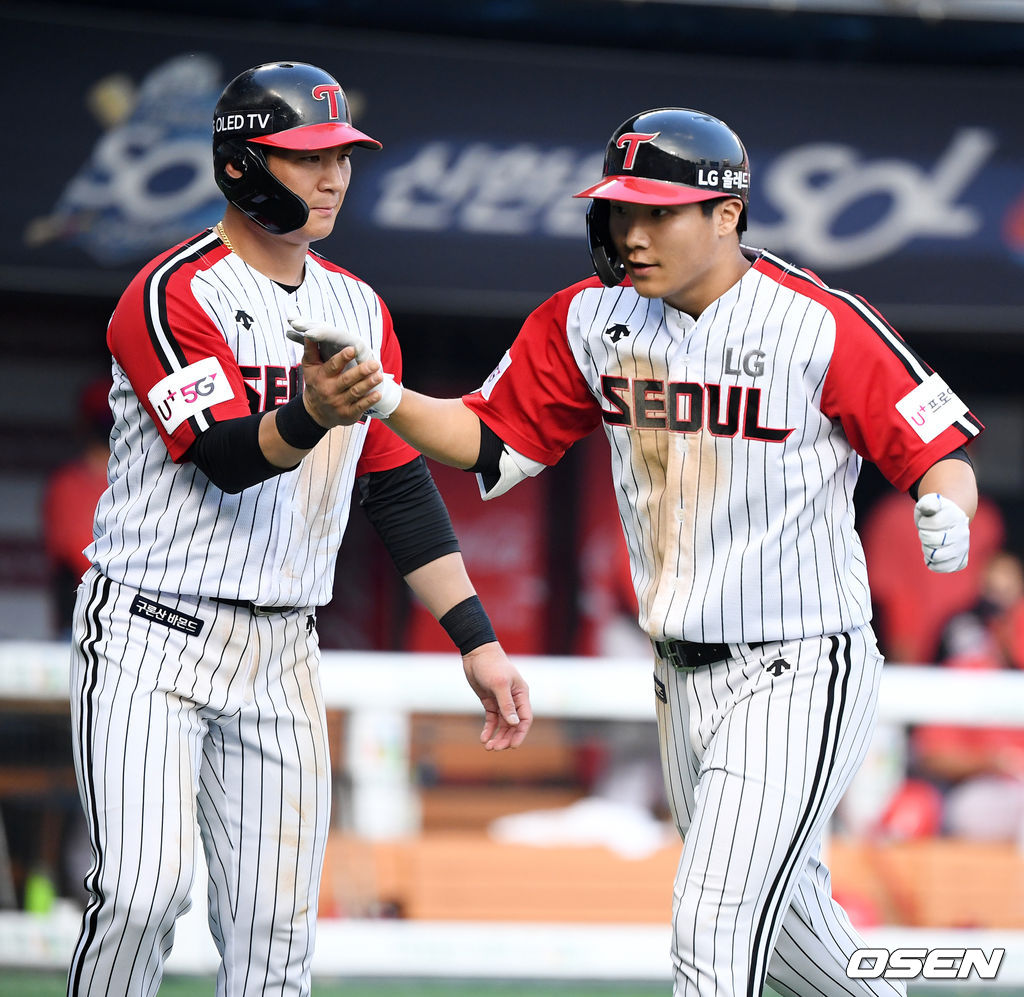 5회말 무사 1루에서 LG 문보경이 투런포를 날리고 오지환과 기뻐하고 있다. 2021.06.20 /jpnews@osen.co.kr