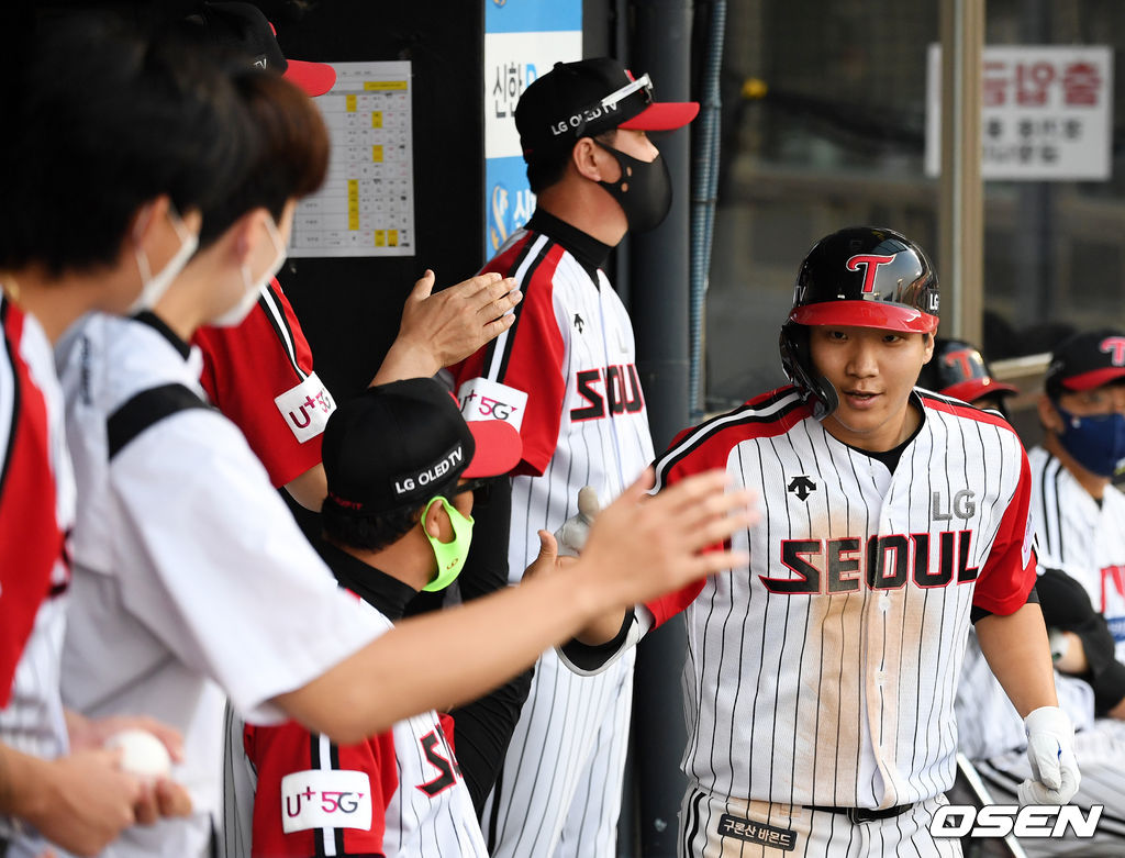 5회말 무사 1루에서 LG 문보경이 투런포를 날리고 더그아웃에서 기뻐하고 있다. 2021.06.20 /jpnews@osen.co.kr