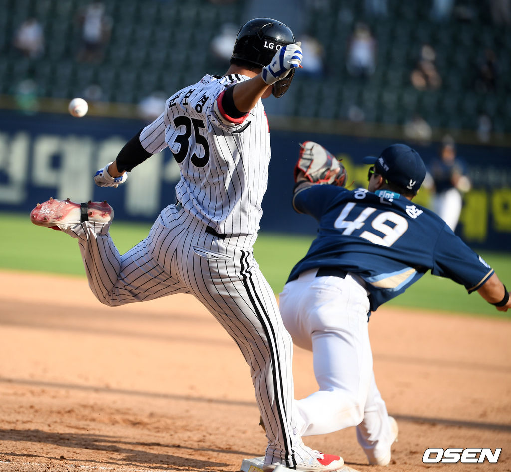 연장 10회말 1사 2루에서 LG 문보경이 투수앞 내야안타로 출루하고 있다. 2021.05.19 /jpnews@osen.co.kr