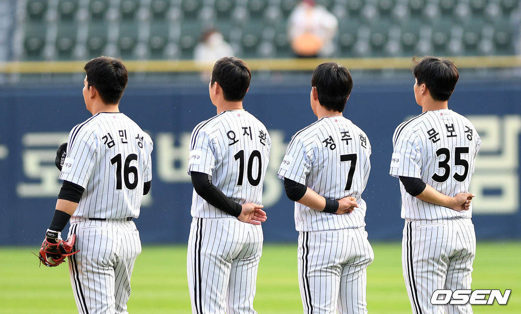 경기에 앞서 부상으로 1군서 말소된 라모스 대신 1루수로 선발 출장한 문보경이 내야진과 국민의례를 하고 있다. 2021.06.09 /sunday@osen.co.kr