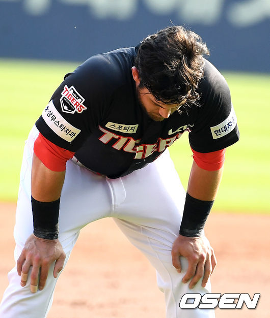 1회초 1사 만루에서 1루땅볼을 날린 KIA 터커가 공격을 마치고 아쉬워하고 있다. 2021.06.20 /jpnews@osen.co.kr