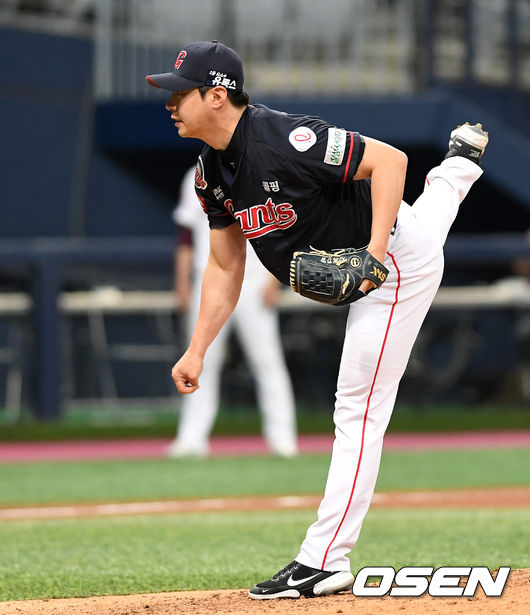 1일 오후 서울 고척스카이돔에서 ’2021 신한은행 SOL KBO 리그' 키움 히어로즈와 롯데 자이언츠의 경기가 열렸다.8회말 무사에서 롯데 김대우가 역투하고 있다. 2021.06.01. /sunday@osen.co.kr