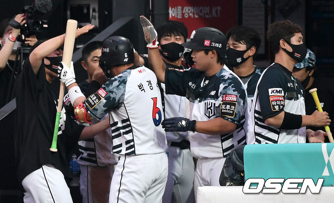 8회말 1사 1루 상황 KT 박경수가 달아나는 좌월 투런포를 날리고 홈을 밟은 뒤 더그아웃 동료들의 축하를 받고 있다. 2021.06.20 / dreamer@osen.co.kr