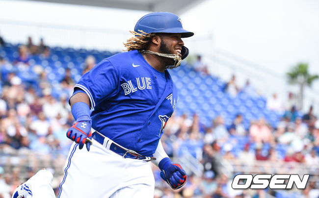 2회말 토론토 선두타자 게레로 주니어가 안타를 날리고 베이스를 질주하고 있다 / soul1014@osen.co.kr