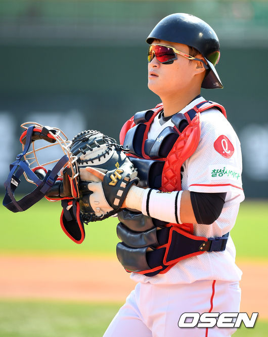 경기에 앞서 롯데 안중열이 그라운드로 들어가고 있다./sunday@osen.co.kr