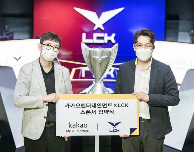 박종철 카카오엔터테인먼트 부사장(왼쪽)과 오상헌 LCK 대표. /라이엇 게임즈 제공.