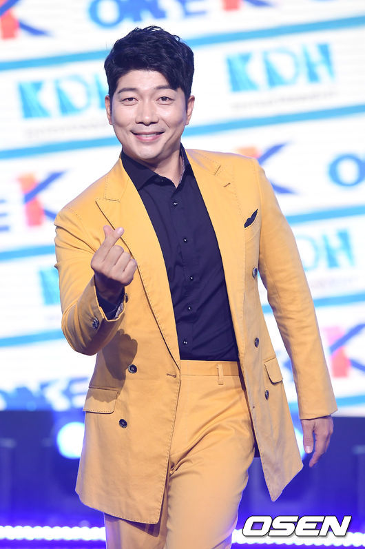 김재롱이 포토타임을 갖고 있다. 2021.06.22  /youngrae@osen.co.kr 