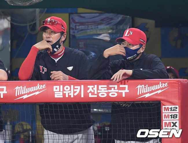 9일 오후 인천SSG 랜더스필드에서 ‘2021 신한은행 SOL KBO리그’ SSG 랜더스와 KT 위즈의 경기가 열렸다.5회초 SSG 김원형 감독과 조웅천 코치가 경기를 지켜보고 있다. 2021.06.09/youngrae@osen.co.kr