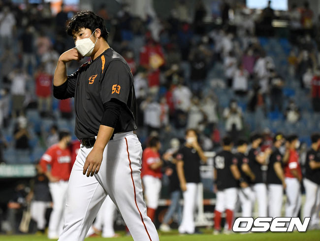 한화 선발 김민우가 팬들에게 인사한 뒤 그라운드를 나서고 있다. / dreamer@osen.co.kr