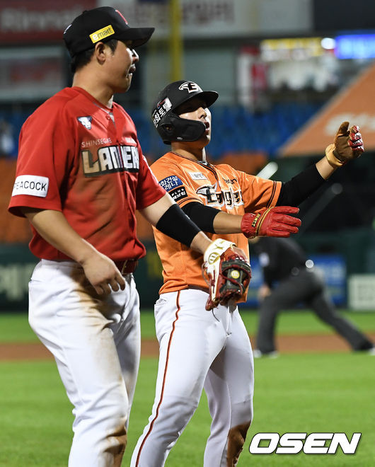 한화 정은원의 중견수 플라이 때 태그업한 주자 강상원이 SSG 3루수 최정의 태그에 걸려 아웃된 뒤 아쉬워하고 있다. 21.06.18 / dreamer@osen.co.kr