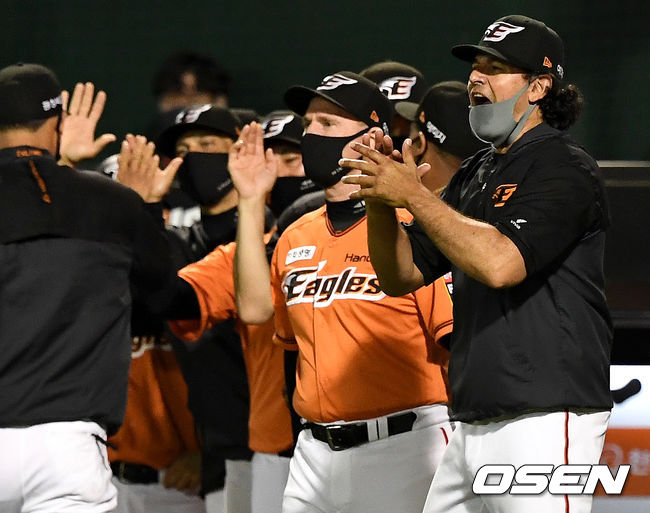 경기를 마치고 한화 수베로 감독이 선수들을 맞이하며 기뻐하고 있다. 2021.06.18 / dreamer@osen.co.kr