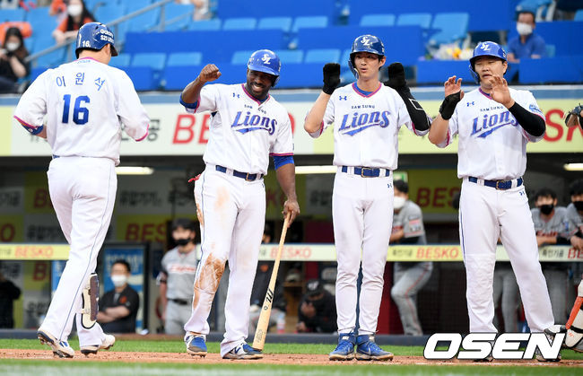 22일 오후 대구 삼성라이온즈파크에서 ‘2021 신한은행 SOL KBO리그’ 삼성 라이온즈와 한화 이글스의 경기가 열렸다.1회말 2사 만루 삼성 이원석이 만루홈런을 날린 뒤 홈에서 피렐라, 구자욱, 오재일과 기쁨을 나누고 있다. 2021.06.22 /ksl0919@osen.co.kr
