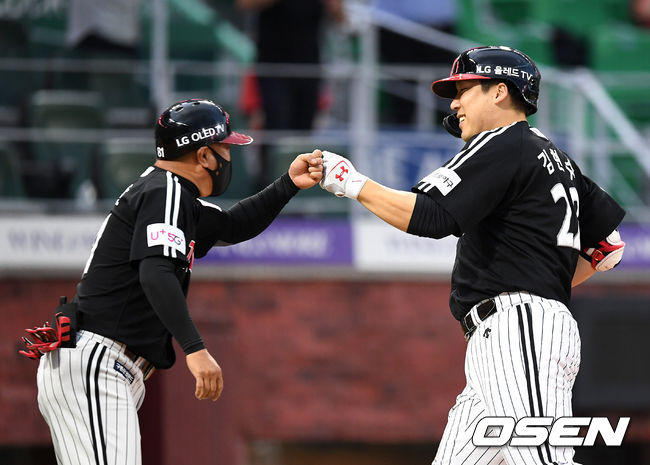 22일 오후 인천 SSG 랜더스필드에서 ’2021 신한은행 SOL KBO 리그' SSG 랜더스와 LG 트윈스의 경기가 열렸다.3회초 2사에서 LG 김현수가 좌중월 솔로 홈런을 치고 홈에서 김호 코치의 축하를 받고 있다. 2021.06.22 /sunday@osen.co.kr