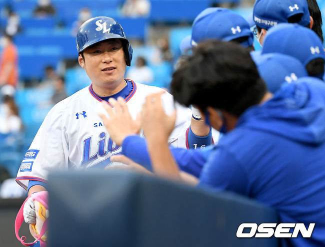 22일 오후 대구 삼성라이온즈파크에서 ‘2021 신한은행 SOL KBO리그’ 삼성 라이온즈와 한화 이글스의 경기가 열렸다.1회말 2사 만루 삼성 이원석이 만루홈런을 날린 뒤 더그아웃에서 동료 선수들과 기쁨을 나누고 있다. 2021.06.22 /ksl0919@osen.co.kr