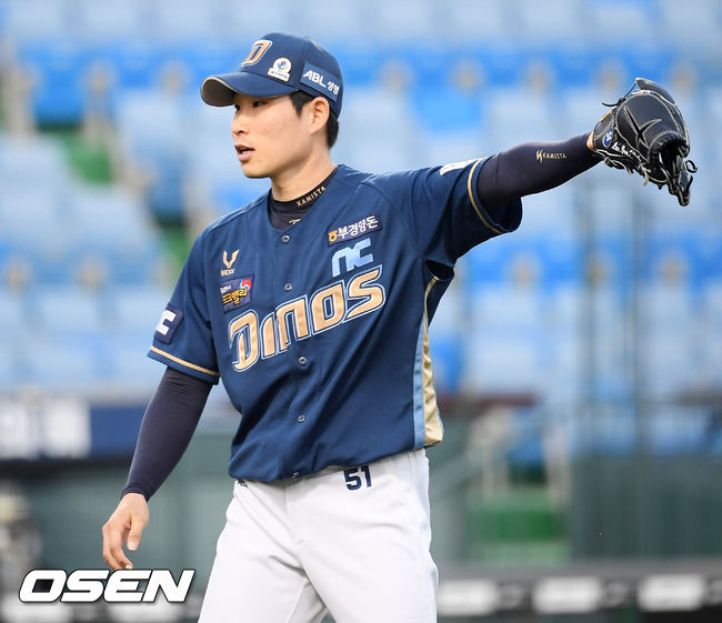 7회말 무사 주자 1루 한화 최진행의 3루수 앞 병살타로 처리한 NC 선발 이재학이 볼을 받고 있다. / rumi@osen.co.kr