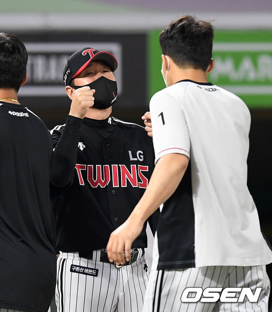 임찬규는 오랜만에 1군 마운드에 올라 7이닝 동안 2피안타(1피홈런) 4탈삼진 4볼넷 1실점 호투를 펼치면서 팀의 5연승 행진을 이끌며 시즌 첫 승리를 신고했다. 타선은 홈런 6방 포함 장단 14안타를 몰아치면서 선두를 이어 갔다.경기 종료 후 LG 류지현 감독이 임찬규와 승리의 기쁨을 나누고 있다. 2021.06.22 /sunday@osen.co.kr