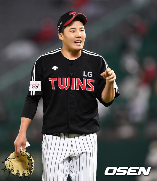 7회말 수비를 마친 LG 임찬규가 마운드를 내려가며 포수 김재성과 이야기를 나누고 있다. 2021.06.22 /sunday@osen.co.kr