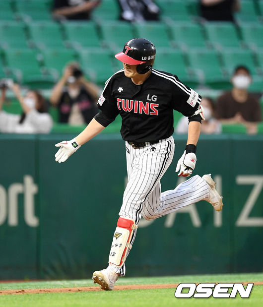 22일 오후 인천 SSG 랜더스필드에서 ’2021 신한은행 SOL KBO 리그' SSG 랜더스와 LG 트윈스의 경기가 열렸다.3회초 2사 1루에서 LG 이형종이 좌중월 투런 홈런을 치고 그라운드를 돌고 있다. 2021.06.22 /sunday@osen.co.kr