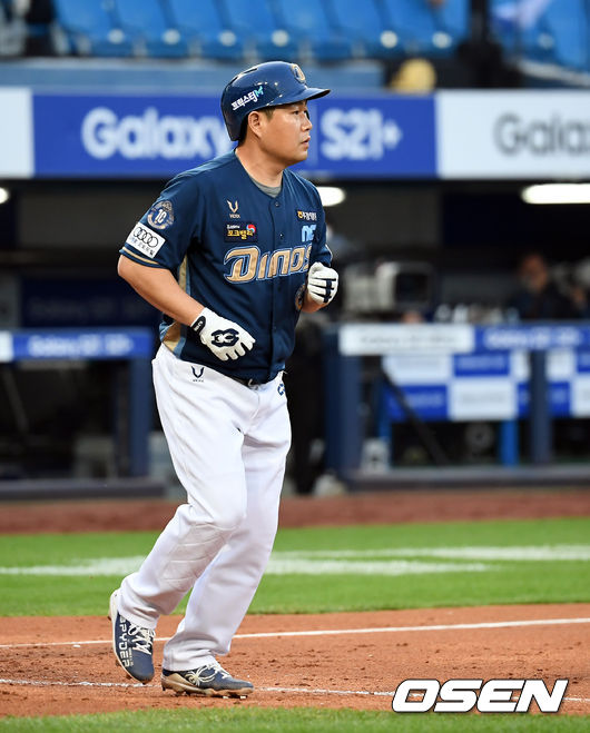 13일 오후 대구 삼성라이온즈파크에서 ‘2021 신한은행 SOL KBO리그’ 삼성 라이온즈와 NC 다이노스의 경기가 열렸다.7회초 2사 만루 NC 양의지가 밀어내기 볼넷으로 동점 타점을 올린 뒤 출루하고 있다. 2021.06.13 /cej@osen.co.kr